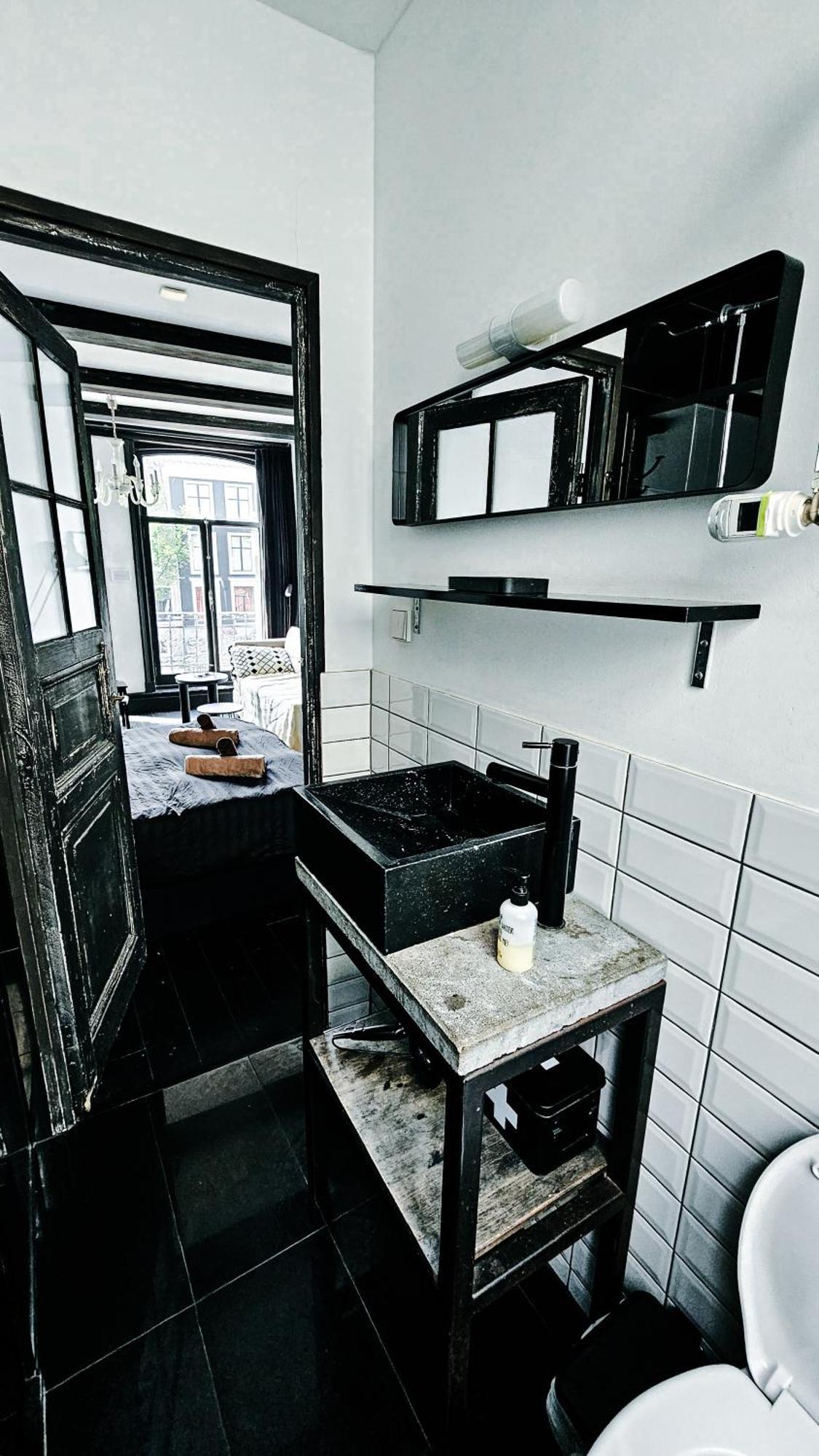 The Black Beauty Private Studio With Canal View From 1799 Amsterdam Exterior photo
